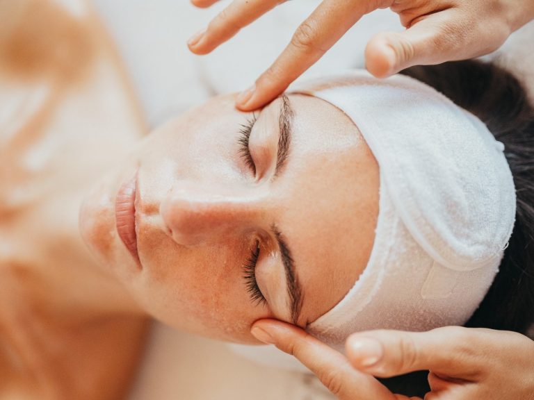 schöne Wimpern und Augenbraun Eine junge Frau erhält eine entspannende Augenbraunbehandlung